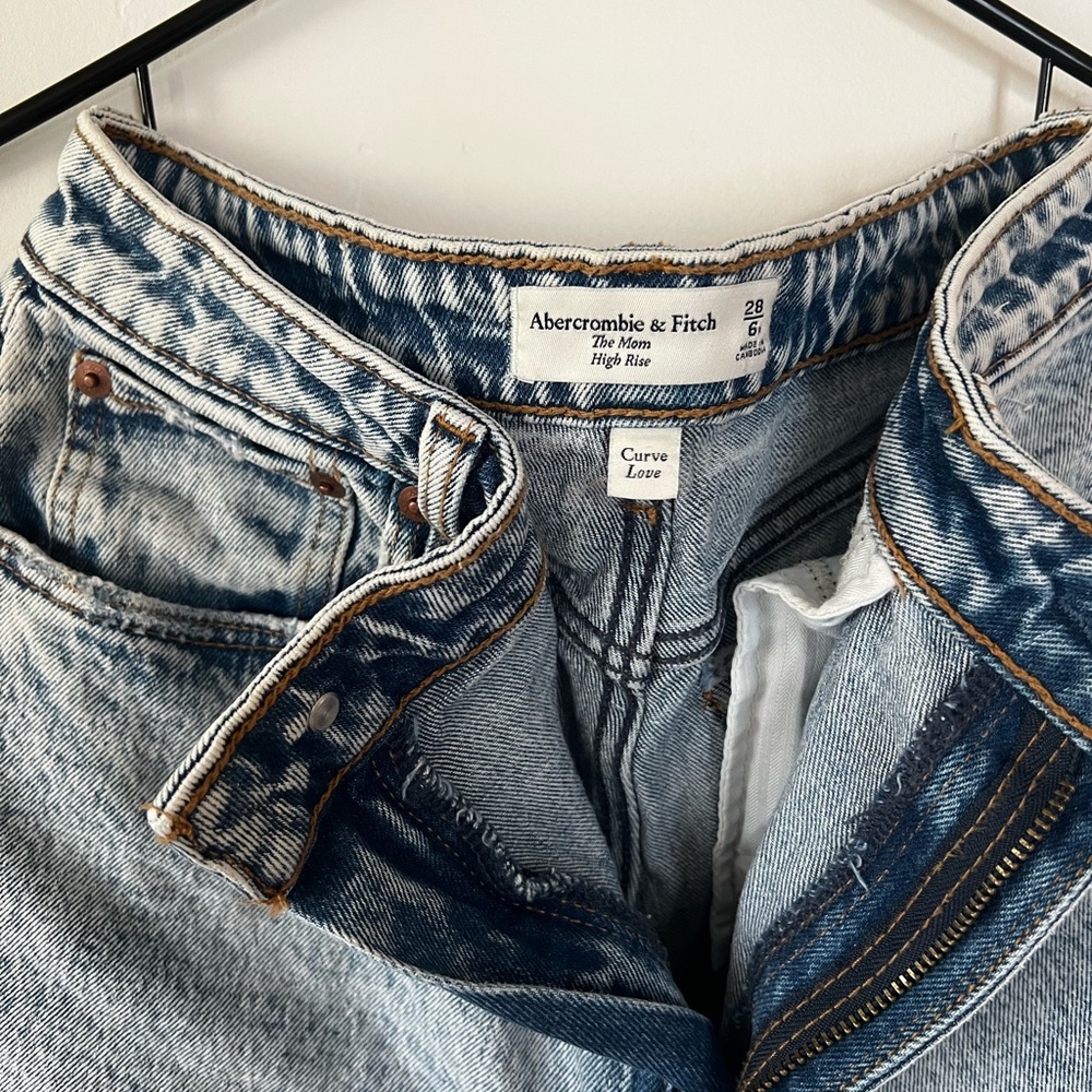 Abercrombie high rise curve love mom jean